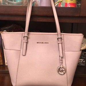 Hi I’m selling a Lavender Micheal Kors tote bag!